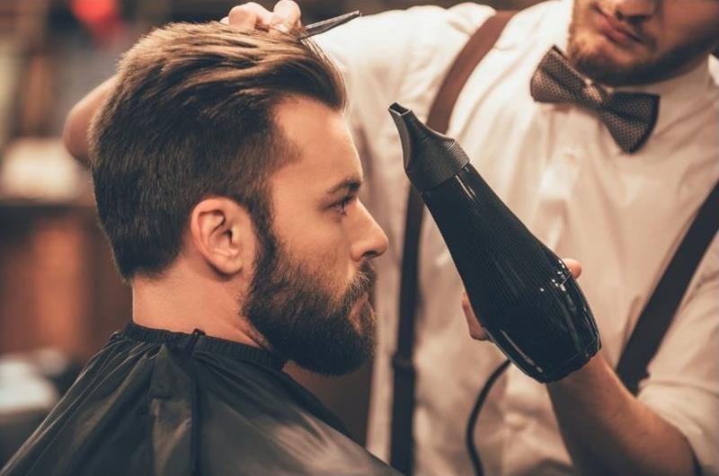 Mann während Friseurbesuch